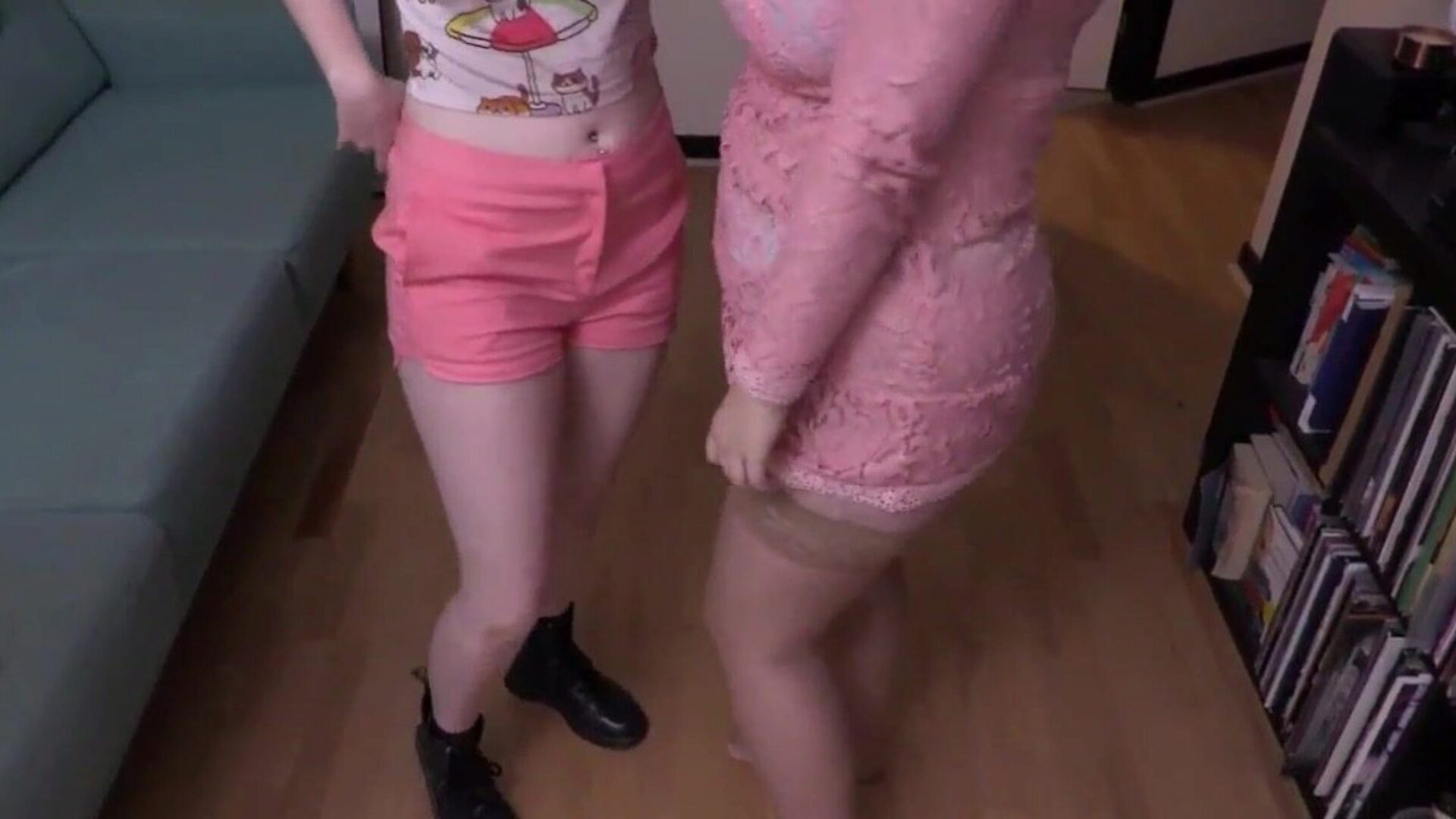 Chubby lesbian aussie on all 4s