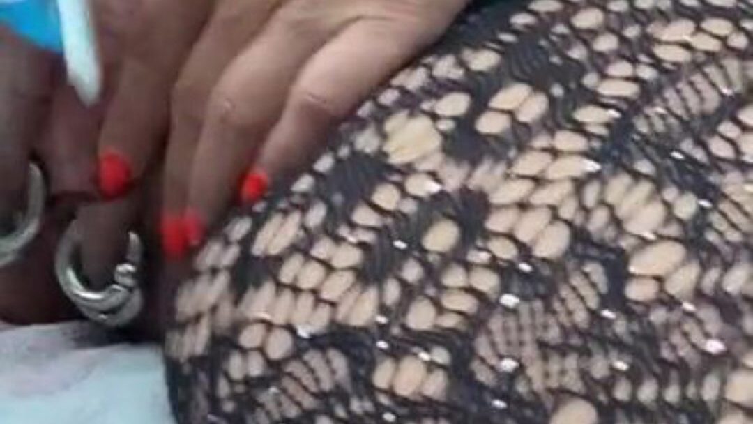 rasage mon maître m'a enlevé mes anneaux afin que je me rase minitieusement regardé ont voit bien mes trous dans les grosses lèvres