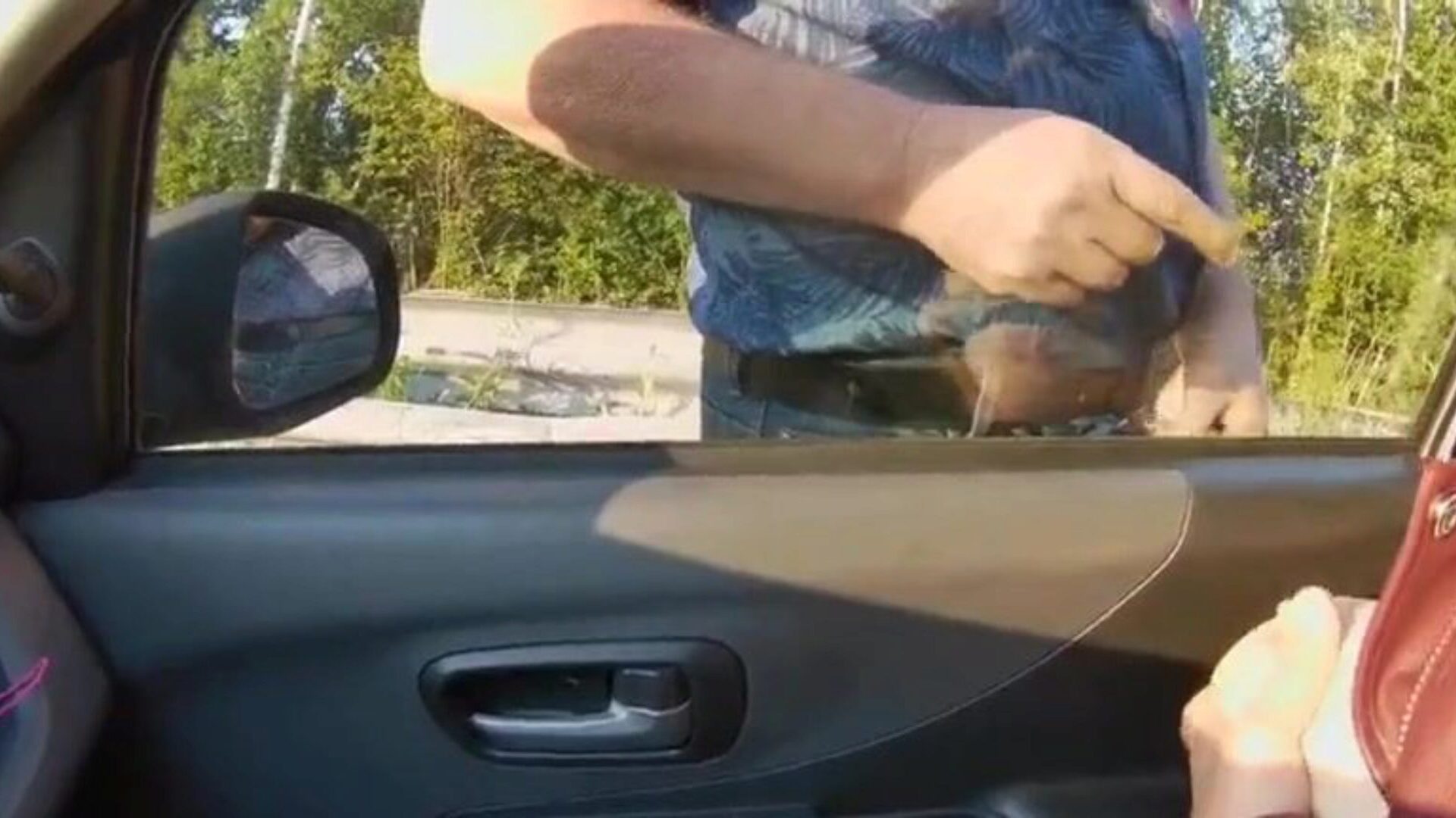 Chantal arouse un spycam sur un parking Chantal excite un hidden cam sur un parking